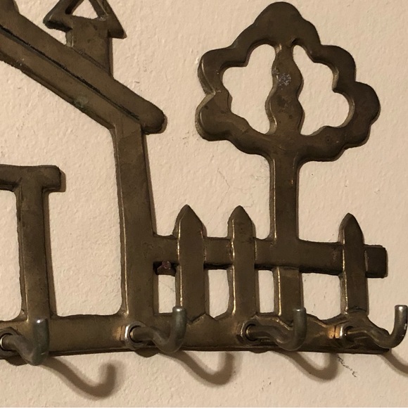 8894 Brass Key Holder House Tree Picket Fence 5 Key Holder Vintage Wall Mount - Picture 3 of 8